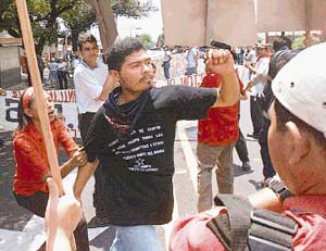 �G�A�E�t�H�[�X��������~�@